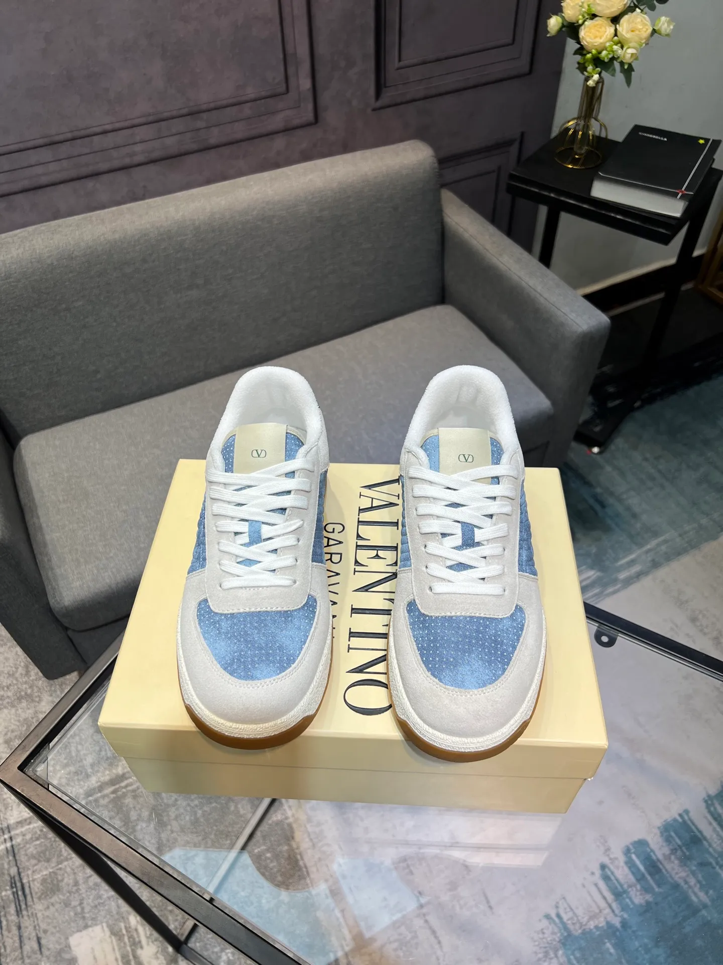 Men's shoes 💰720 VALENTINO Valentino 2025 popular casual sports shoes! 👍Fabric: Original custom punched + full-grain cowhide 👍Feet: cowhide + V-mark special injection insole (original 1:1) 👍Outsole: TPR+raw rubber combination wear-resistant outsole 👍Packaging: original beige full set of noble counter packaging 👍Code number: women's 35-41, men's 38-45 women's 40.41 men's 45.46 customized